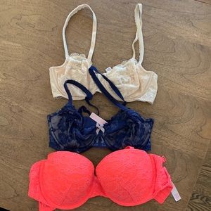 3 Victoria’s Secret bras, 32dd, 34d, 34dd